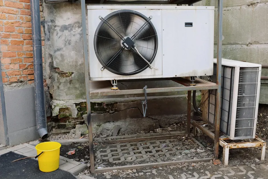 A new outdoor air conditioning condenser unit installed at a Jacksonville home